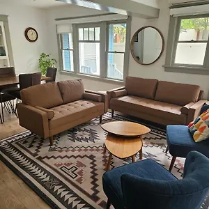 Holiday home Entire In Historic Long Close To Shops, Long Beach